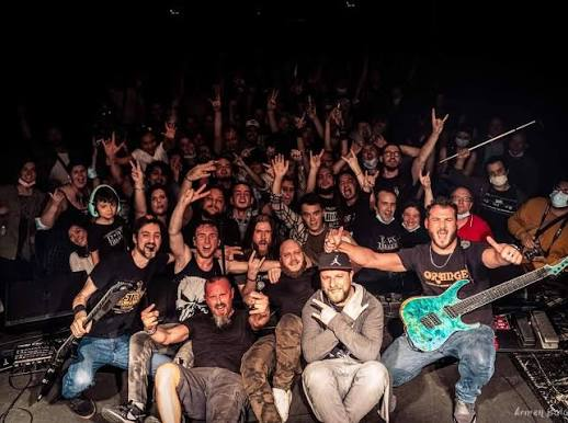 DOWN TRIGGER réuni avec son public après un concert